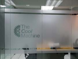Empavonado con logotipo corporativo en vidrio