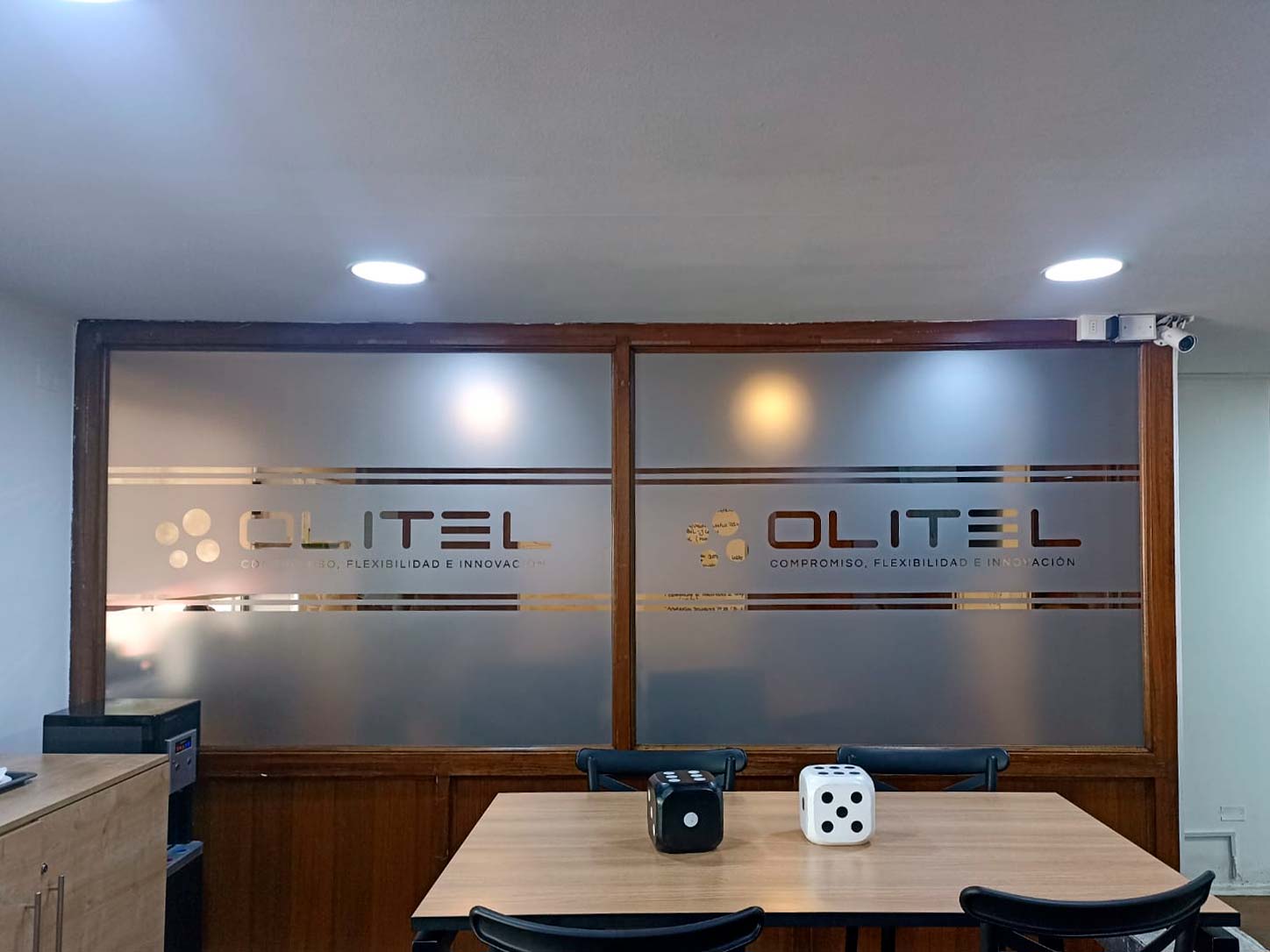 Empavonado con logotipo corporativo para puertas y mamparas de oficina