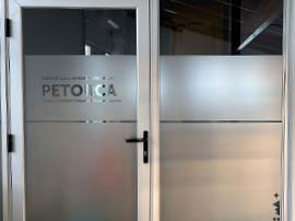 Film empavonado para oficinas y salas de reuniones en Santiago