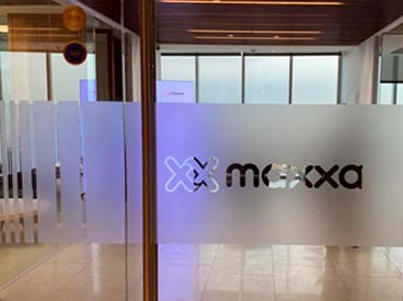 Huincha empavonado interior con logotipo troquelado para oficina corporativa