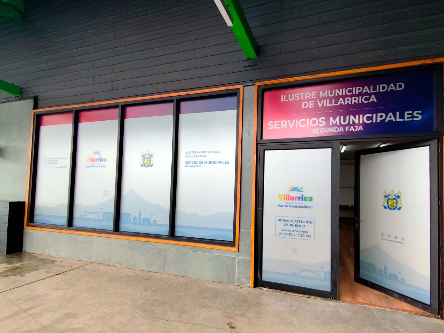 Mamparas y puertas de oficina empavonadas con vinilo esmerilado