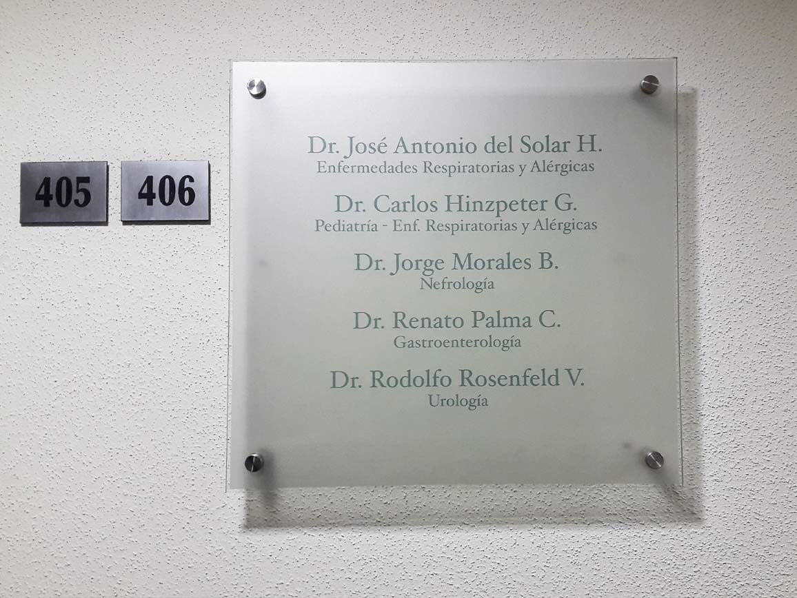 Proyecto de señalética corporativa para centro médico en Santiago