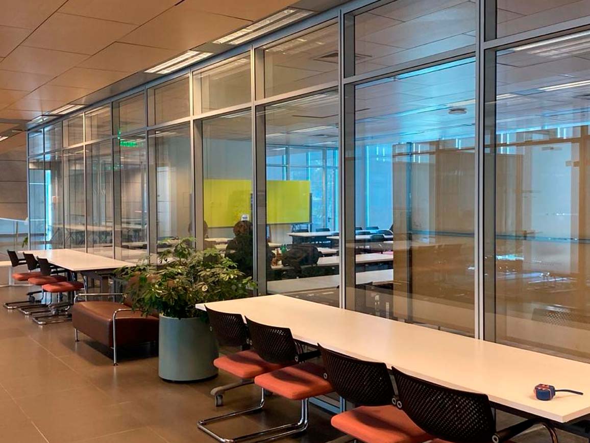 Proyecto de tabiquería en vidrio para oficina en Santiago